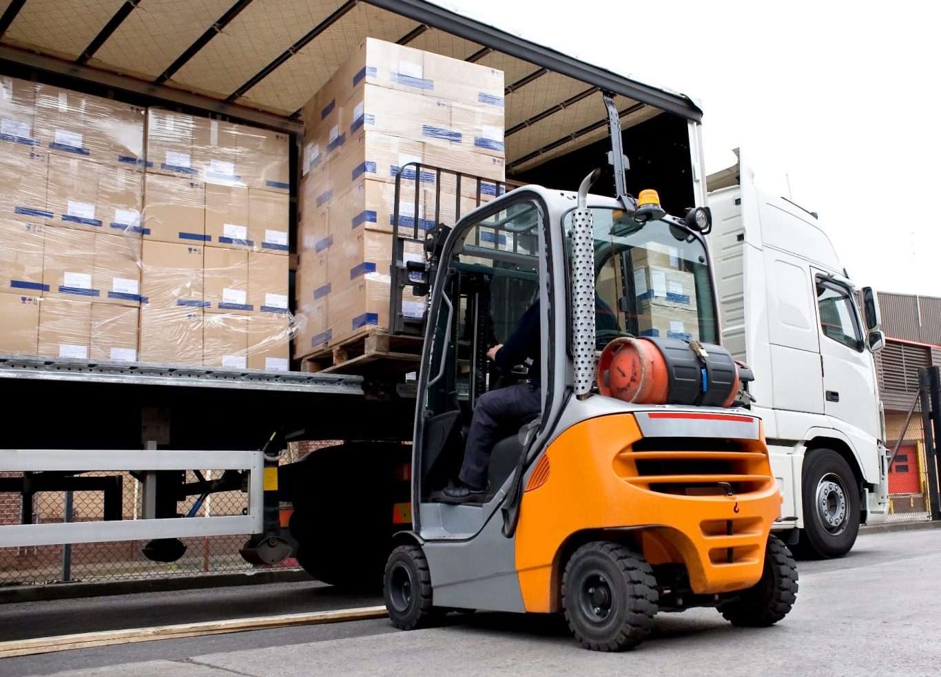 Die versandfertige Ware wird auf einen LKW verladen